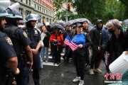 解梦官网美国多地举行“没有国王”抗议活动